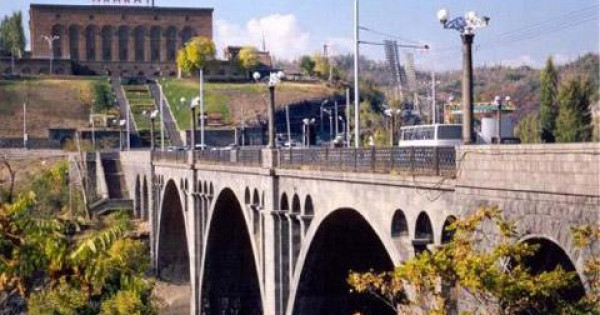 Արտակարգ դեպք․ Քաղաքացին փորձում է ինքնասպան լինել՝ նետվելով Հաղթանակի կամրջից