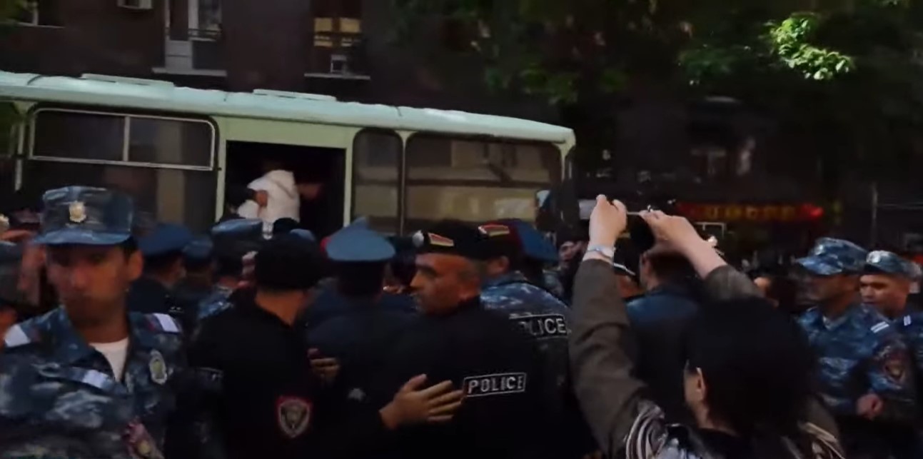 «Դիմադրության» շարժման մասնակիցները Երևանում փողոցներ են փակել․ Ուղիղ