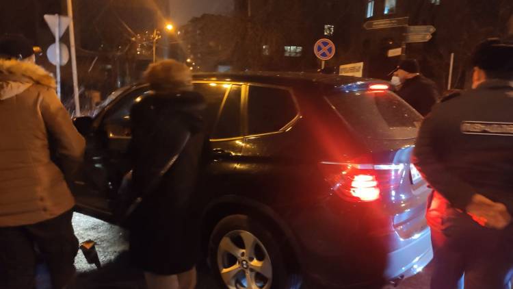 Ոստիկանները կանգնեցրել էին Վազգեն Մանուկյանի մեքենան (տեսանյութ)