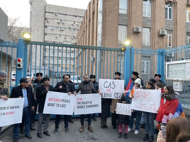 Группа протестующих заблокировала все входы в офис ООН в Армении: Артак Бегларян