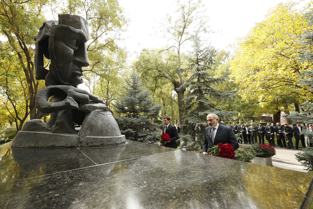 Премьер-министр Пашинян почтил память жертв преступления 27 октября 1999 года