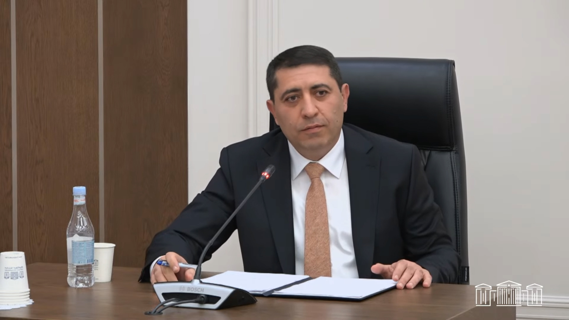Մեր առաջնահերթությունը շարունակում է մնալ դատական ծառայողների աշխատավարձերի բարձրացումը . Գալստյան