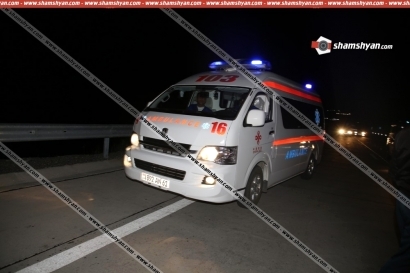Երևանում զինվորական հավաքակայանի մոտ բախվել են Opel Zafira-n ու 01-ը. վերջինս վերածվել է մետաղե ջարդոնի, վիրավորներին ավտոմեքենայից դուրս են բերել փրկարարները
