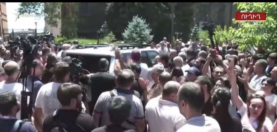 Հատուկջոկատայինները Մայր Աթոռից հեռացրեցին մեքենան, որով փորձում էին բերման ենթարկել Միքայել Սրբազանին