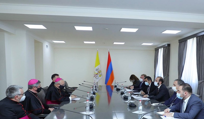Տեղի է ունեցել Արարատ Միրզոյանի և Սուրբ Աթոռի պետքարտուղարի փոխանորդի ընդլայնված կազմով հանդիպումը