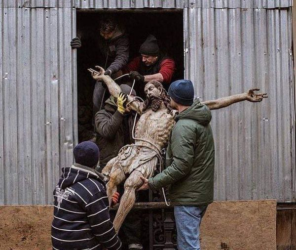 Статую Иисуса Христа вынесли из армянского собора Львова и понесли на хранение в бункер