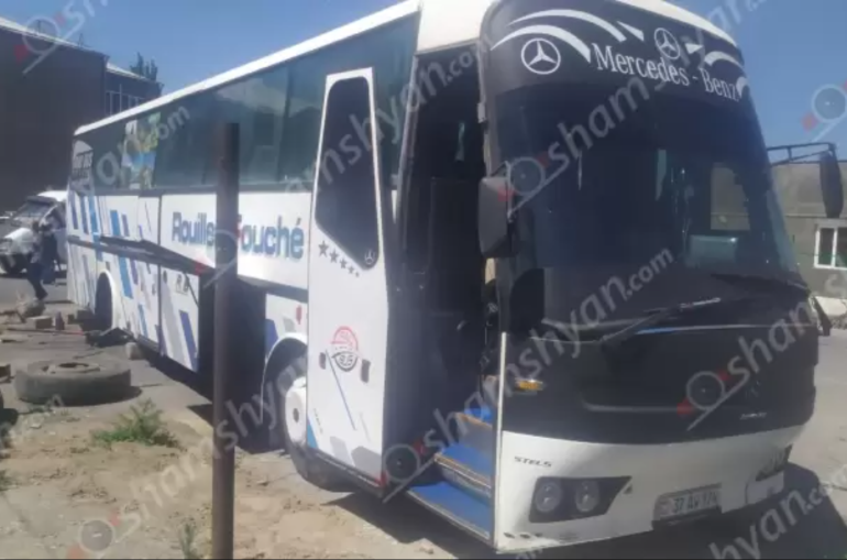 Արտաշատում «Mercedes» ավտոբուսի վրա աշխատանքեր կատարելիս ամբարձիչը պոկվել է, վարորդը մնացել է ավտոբուսի տակ