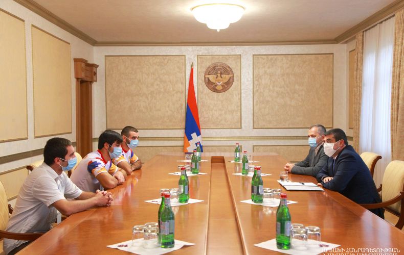 Նախագահ Հարությունյանն ընդունել է աշխարհի ռեկորդակիրներ Յուրի և Արթուր Սաքունց եղբայրներին