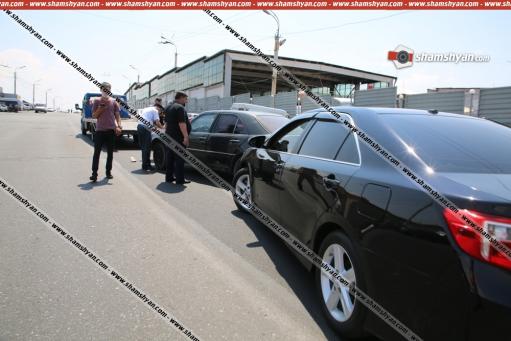 Երևանում քարշակի վրայից Mercedes-ը պոկվել ու բախվել է Toyota-ին, Toyota-ն էլ Mazda-ին