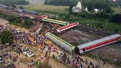 Число погибших в результате столкновения поездов в Индии возросло до 13