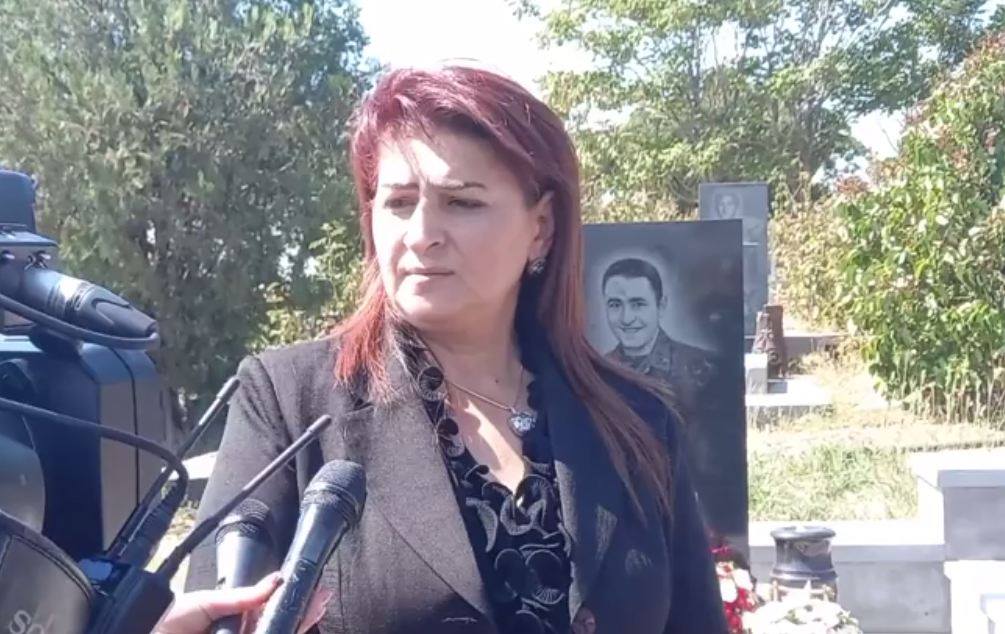 Արմենակ Ուրֆանյանի մայրն այցելել է որդու շիրմաքարին, որը պղծվել է անհայտ անձի կողմից