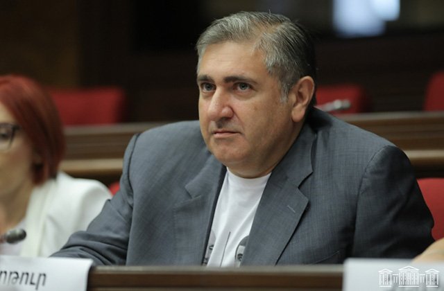 ԱԺ-ում ենք գտնվում, ոչ թե  «КВН»-ում․ Արթուր Խաչատրյանը վրդովվեց ՏԿԵ նախարարի հորդորից