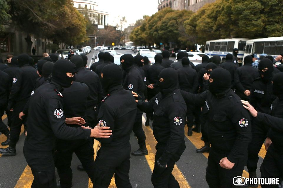 Ինչո՞վ էր պայմանավորված խաղաղ ցուցարարներին հեռացնելու համար ոստիկանների՝ սև համազգեստ և դիմակ կրելու անհրաժեշտությունը․ Անի Սամսոնյանը դիմել է ՀՀ ոստիկանապետին