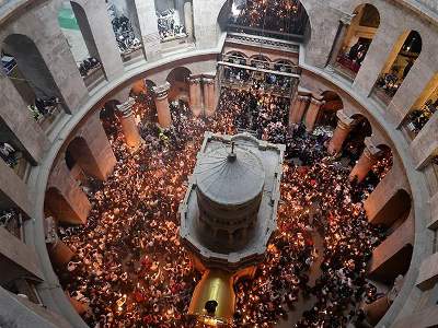 Благодатный огонь сошел в храме Гроба Господня в Иерусалиме