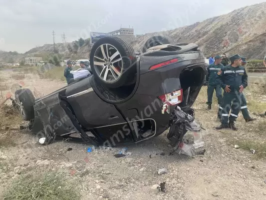 Կոտայքի մարզում 47-ամյա վարորդը Volkswagen Touareg-ով բախվել է երկաթե ճաղավանդակներին, գազախողովակին և գլխիվայր հայտնվել դաշտում. կա վիրավոր