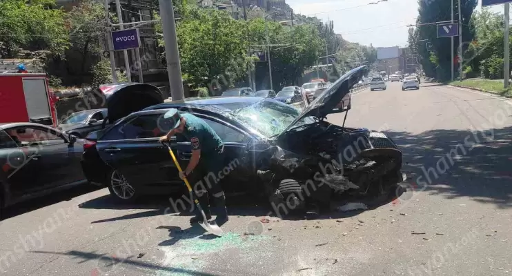 Խոշոր ավտովթար Երևանում․ «Բելաջիո» ռեստորանի մոտ «Toyota Camry»-ն բախվել ծառին և մասամբ հայտնվել ճանապարհի երթևեկելի գոտում․ կա վիրավոր