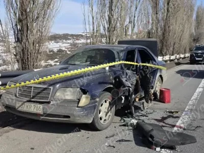 Սևան-Երևան ավտոճանապարհին «ԳԱԶ 53»-ը վրшերթի է ենթարկել «Mercedes» մակնիշի ավտոմեքենայից իջած 2 քաղաքացու և բшխվել «Mercedes»-ին․ կան վիրшվորներ