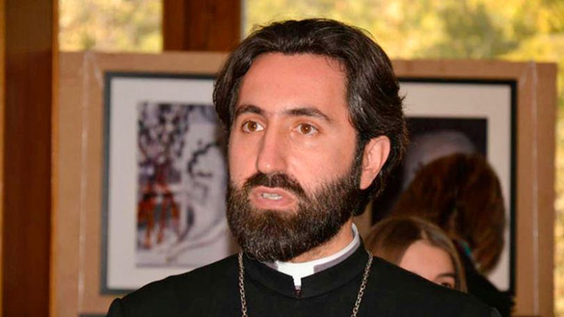 Մի խումբ բարձրաստիճան հոգևորականներ ուրանում են իրենց Հոգևոր Ծնողին և իրենց՝ որպես անձ ու եկեղեցական կայացրած Մայր Աթոռ Սուրբ Էջմիածնին. Հայր Ասողիկ