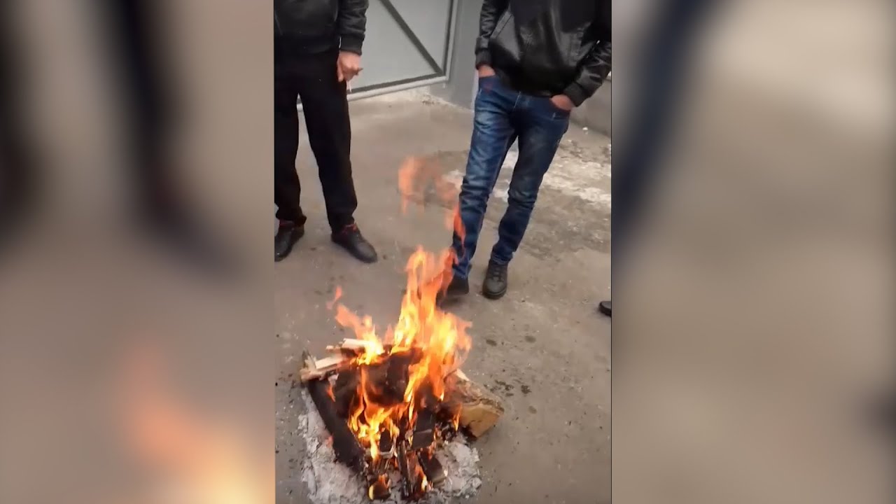 Անհետ կորած զինծառայողների հարազատները Էջմիածնի զորամասի մոտ կրակ են վառել եւ սպասում են, որ իրենց կընդունեն