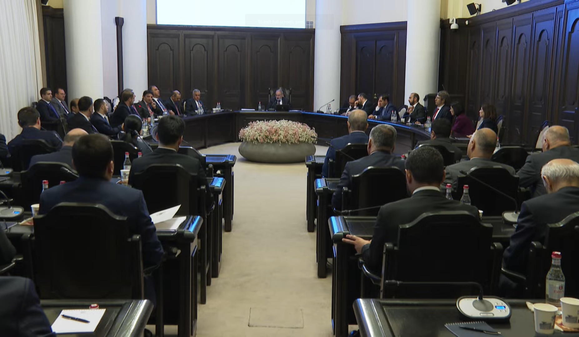 Ճանապարհին ալիքներ են ձևավորվում, քանի որ շինընկերությունների օգտագործած բիտումը որակով չէ. Փաշինյան