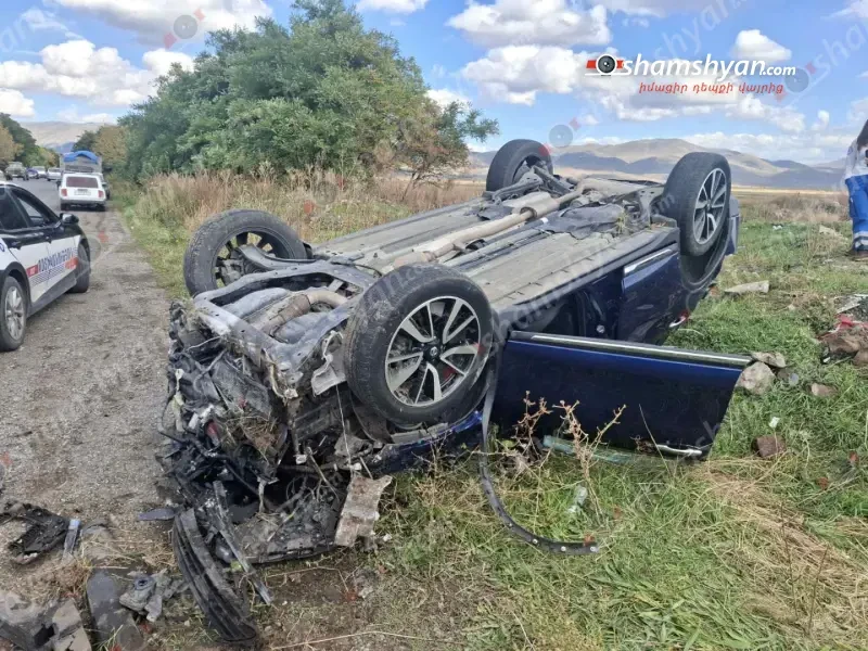 Շիրակի մարզում Nissan-ը բախվել է հողաթմբին և գլխիվայր շրջվել. վարորդը մահացել է, որի մարմինը դուրս բերելու համար եկել են փրկարարներ