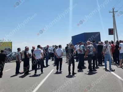 Լարված իրավիճակ՝ Երևան-Գյումրի ճանապարհին․ գյուղացիները փակել են ճանապարհը, պահանջում են մարզպետին