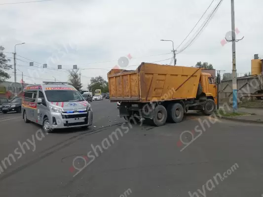 Ավտովթար Երևանում․ բախվել են հիվանդ տեղափոխող շտապօգնության ավտոմեքենան ու «КамАЗ»-ը