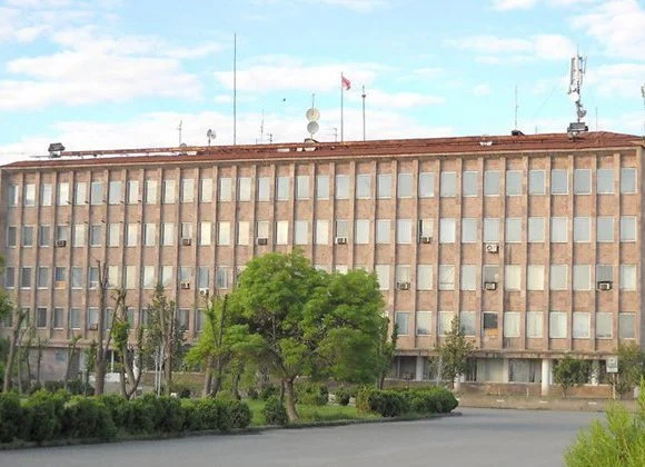 Կրակոցի հետք, վնասված ապակիներ ու խողովակներ. կադրեր Մասիսի համայնքապետարանի տարածքից