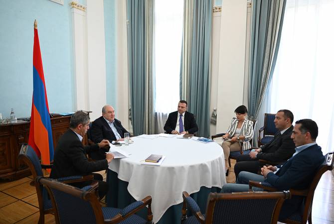 ՀՀ նախագահը տեխնոլոգիական ոլորտի հեռանկարները քննարկել է էկոնոմիկայի նախարարի պաշտոնակատարի և FAST հիմնադրամի տնօրենի հետ