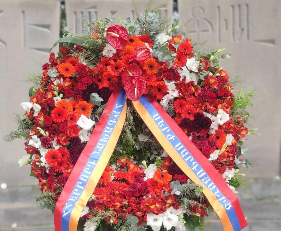 Սերժ Սարգսյանի անունից առավոտյան ծաղկեպսակ է դրվել «Եռաբլուր» զինվորական պանթեոնում