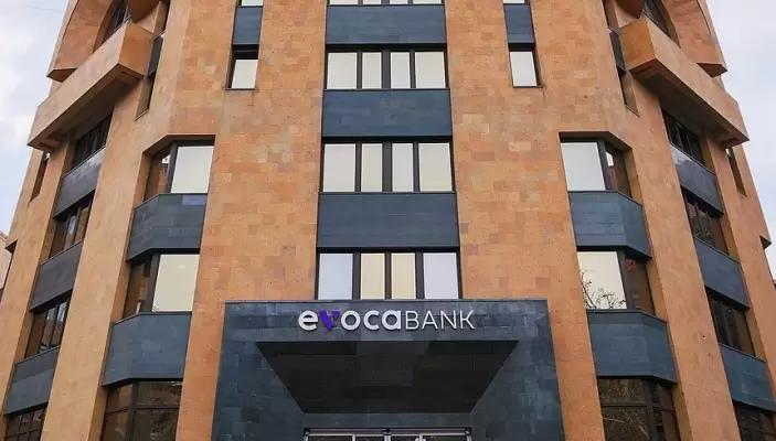 Արտակարգ դեպք Երևանում․ բանկի հաճախորդն իր տղայի և ընկերոջ հետ ծեծի է ենթարկել բանկի մասնաճյուղի կառավարչին և աշխատակցին․ վերջինը տեղափոխվել է հիվանդանոց
