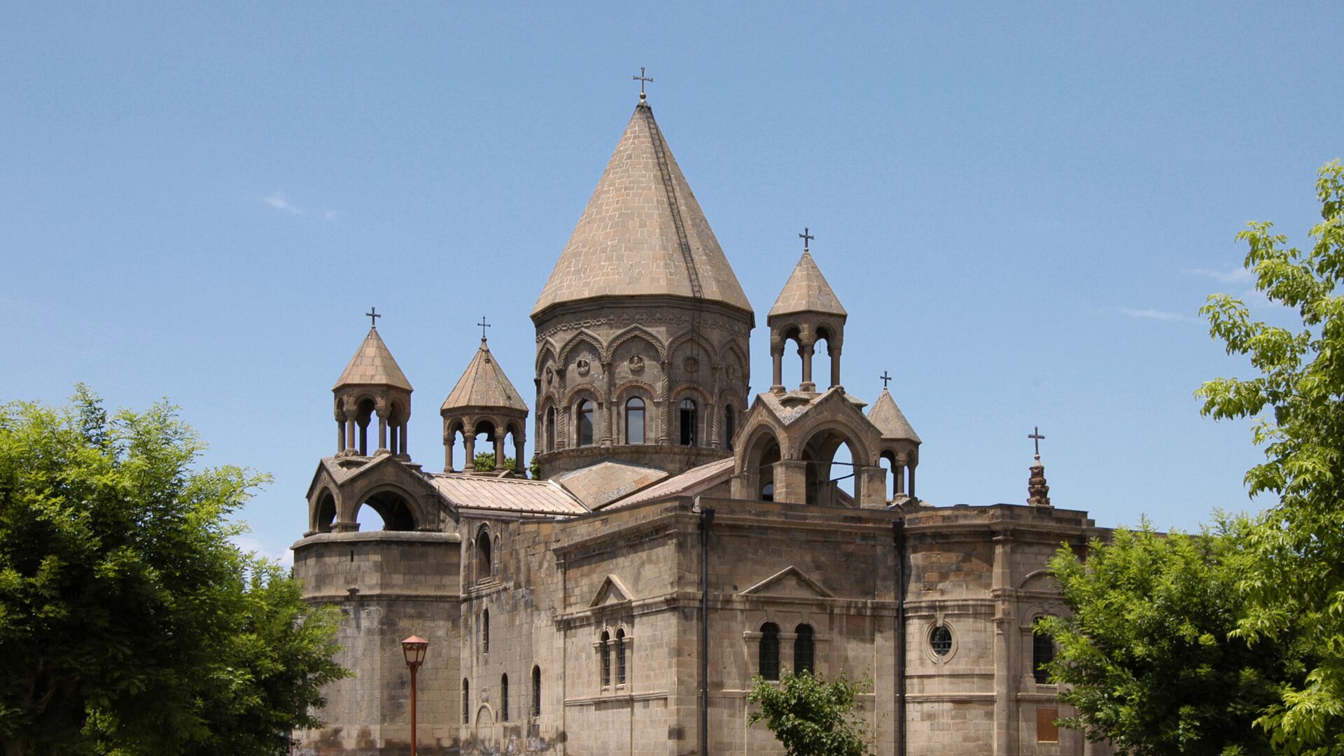 Թբիլիսիում անցկացվում է հանրահավաք՝ ի աջակցություն Հայ Առաքելական Եկեղեցու