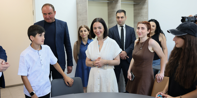 Ժաննա Անդրեասյանն այցելել է Ախուրյանի երիտասարդական կենտրոն