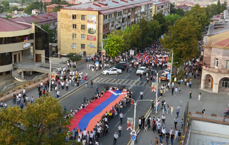 Ստեփանակերտում Արցախի Հանրապետության օրվան նվիրված երթ և հանրահավաք է կայացել