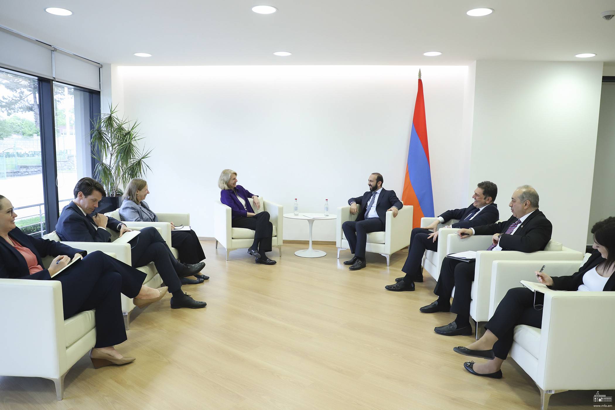 Глава МИД Армении Арарат Мирзоян принял помощника помощника госсекретаря США по делам Европы и Евразии Карен Донфрид