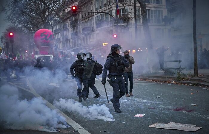 Կենսաթոշակային բարեփոխումների դեմ զանգվածային ցույցերի արդյունքում Փարիզին 1,6 մլն եվրոյի վնաս է հասցվել  