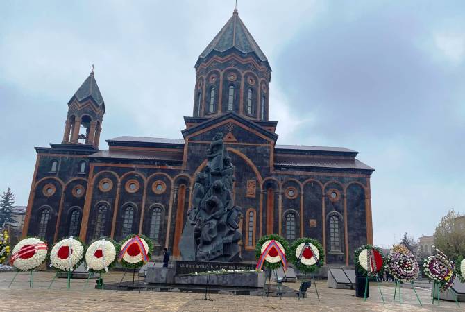 Գյումրիի ռուսական ռազմաբազայի զինծառայողները հարգել են Սպիտակի երկրաշարժի զոհերի հիշատակը