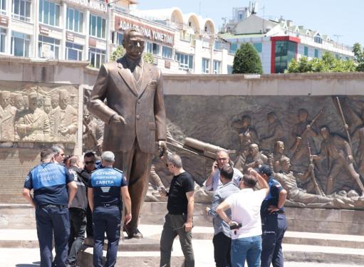 Թուրքիայում կացնահարել են Աթաթուրքի արձանը. լուսանկարներ