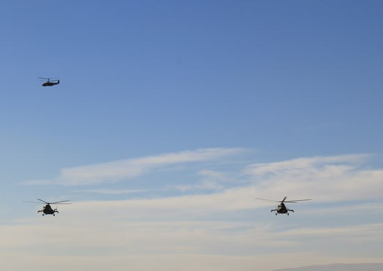 Экипажи вертолетов армейской авиации ЮВО выполнили элементы сложного пилотажа в горах Армении