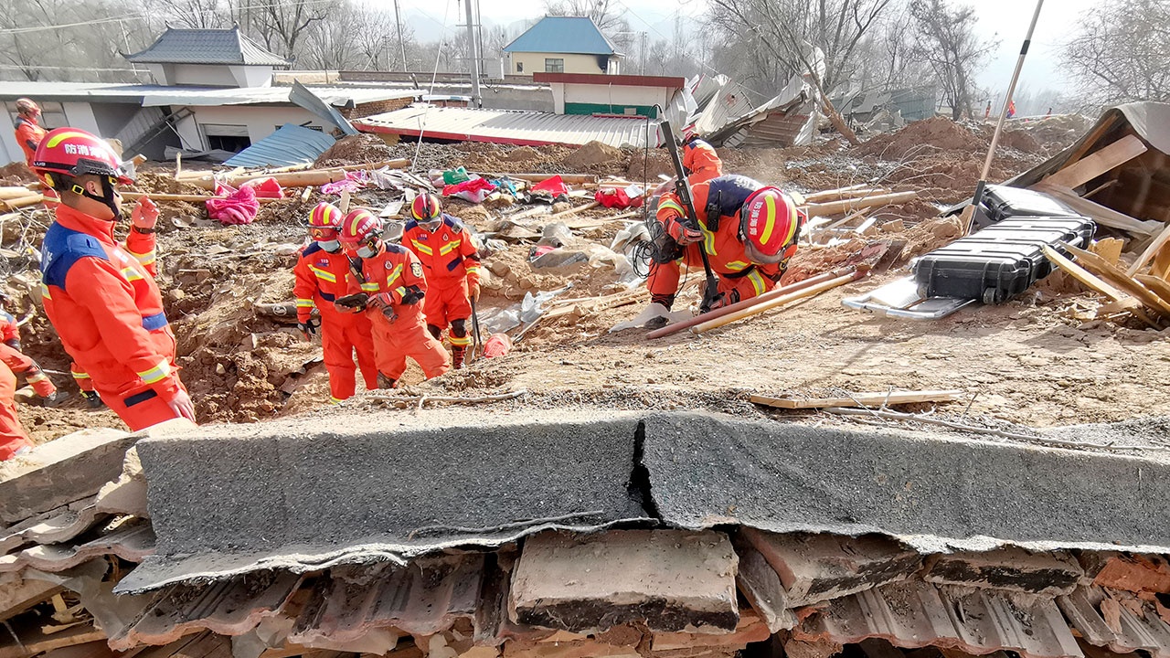 Число жертв землетрясения в Китае возросло до 144 человек