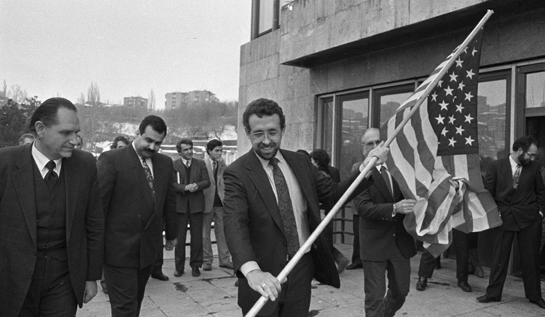 30 տարի առաջ այս օրը Երևանում բացվեց ԱՄՆ առաջին դեսպանատունը