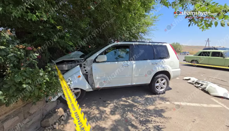 Ուջանում բախվել են «Nissan X-Trail»ն ու «VAZ 2104»-ը. «Nissan»-ը կոտրել է քարե պարիսպը. կա 4 վիրավոր