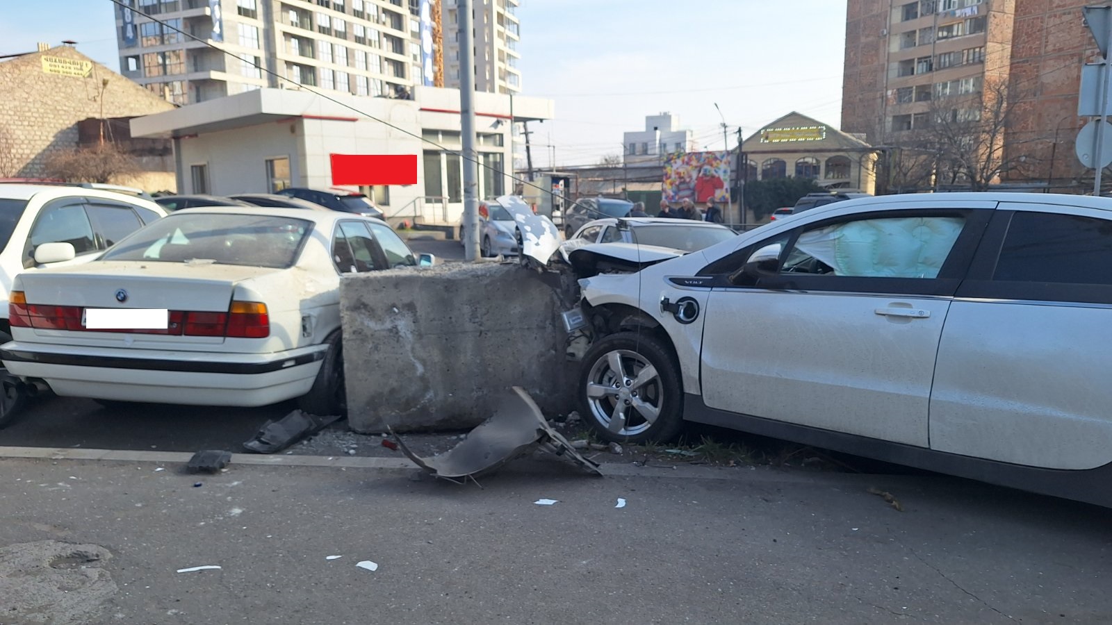 Ռուբինյանց փողոցում ավտոմեքենան բախվել է կայանած «BMW», «Opel» մակնիշների ավտոմեքենաներին և ճամփեզրի բետոնե սյանը, վարորդը հոսպիտալացվել է