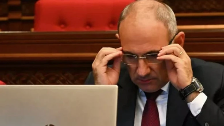 «Ում հետ նկարվել ես, թող նա էլ աշխատանք տա». Փաշինյանին են փոխանցվել քաղաքական ազատումների կոնկրետ անուններ. «Փաստ»