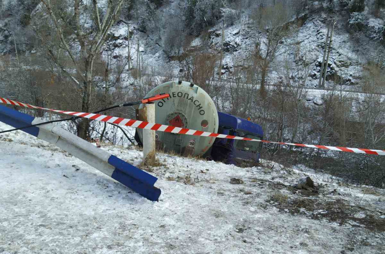 Դիլիջան-Իջևան ճանապարհին բեռնատարը դուրս է եկել երթևեկելի հատվածից և սահել դեպի ձորը