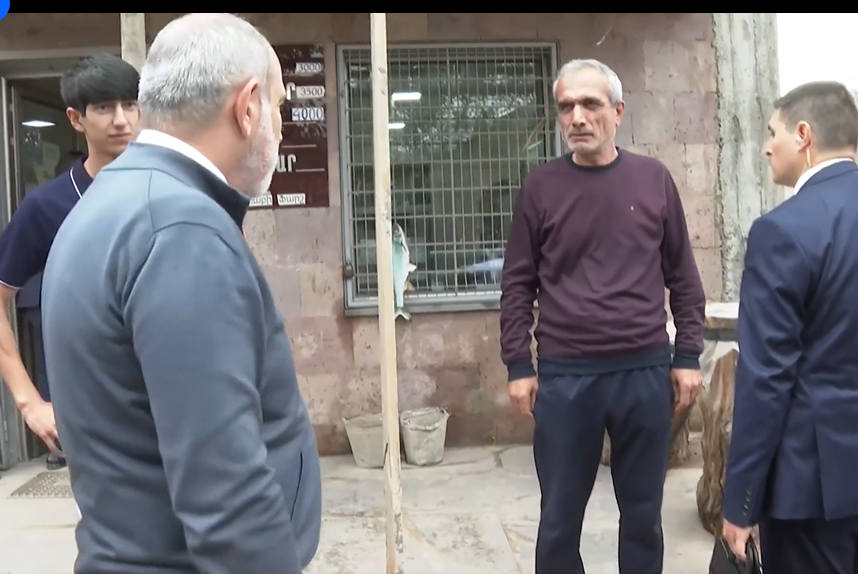 Բերդ համայնքում Փաշինյանը ծանոթացել է ներհամայնքային փողոցների եւ բակերի տուֆապատման աշխատանքներին․ Տեսանյութ