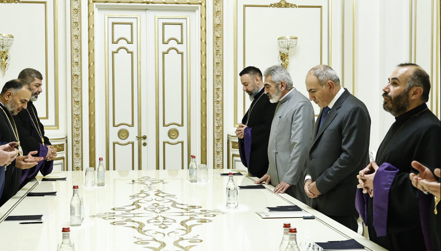 Փաշինյան թրի տակով անցած եպիսկոպոսներից մի քանիսը «զադնի» են դրել. «Իրավունք»