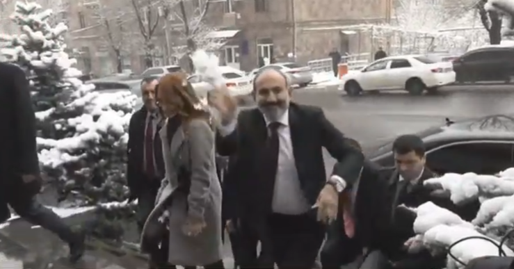 Նիկոլ Փաշինյանը ձնագնդի է նետել լրագրողների ուղղությամբ «Իմ քայլը» խմբակցության հետ  հանդիպումից առաջ (տեսանյութ)