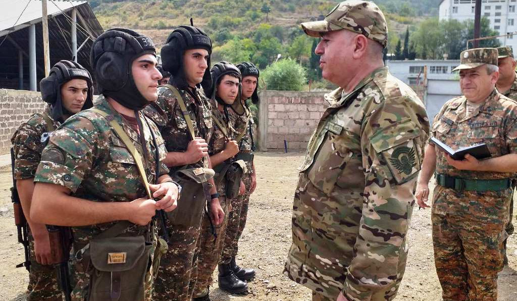 Министр обороны Армении пообещал решить социальные проблемы участников трехмесячных воинских сборов