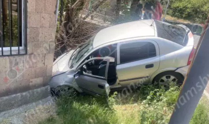 Երևանում 18-ամյա վարորդը «Opel»-ով բախվել է պաշտպանիչ երկաթե ճաղավանդակներին, ապա կոտրել ծառն ու բախվել շենքին